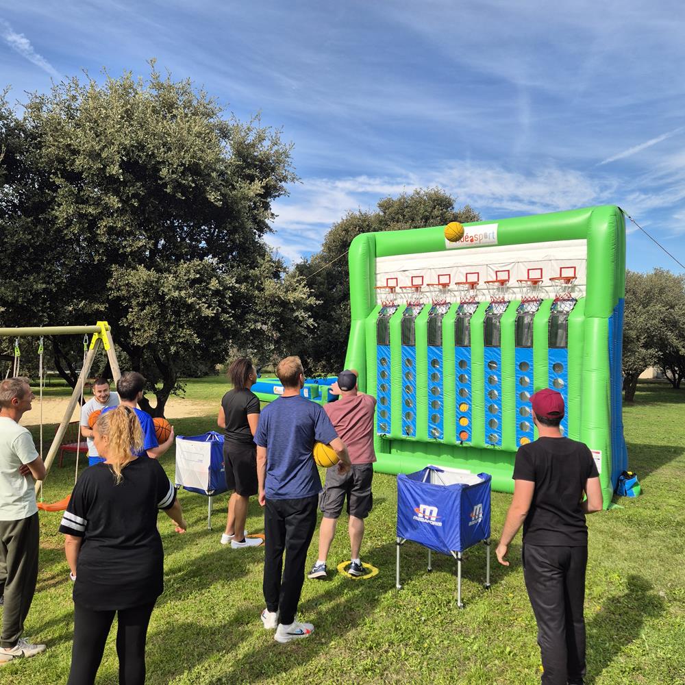 Photo Animation Basket Puissance 4 géant pour un Team Building challenge à Carpentras (84)
